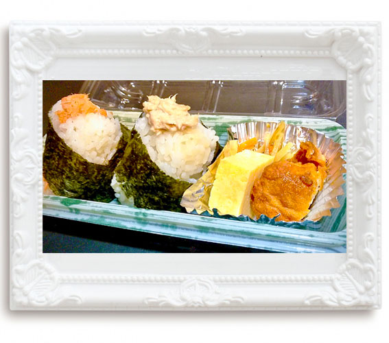 【定番おにぎり2個おかず2種ロケ弁当】550円(税込)