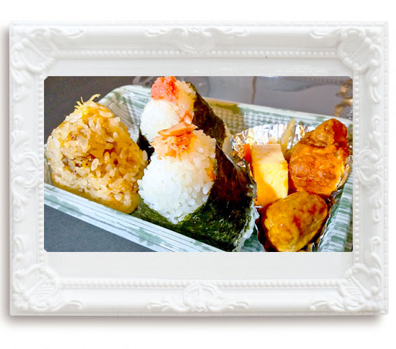【定番おにぎり3個おかず3種ロケ弁当】770円（税込）